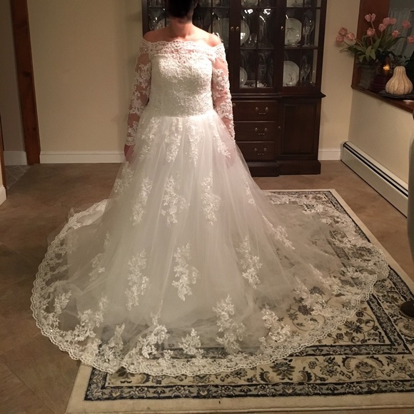 Lace wedding dress - Picture 2 of 7
